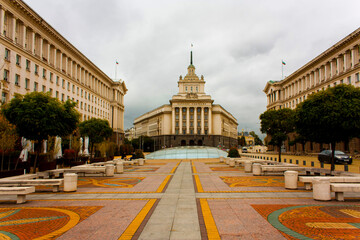 Vistas de la Plaza de la Independencia y la Catedral de  Alexander Nevsky, en Sofia, Bulgaria.