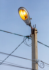 Obraz premium Yellow light from a street spotlight
