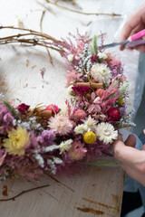 東京のフローリストの工房、ドライフラワーを一つ一つ丁寧に組み上げる職人技。


The craftsmanship of carefully assembling dried flowers one by one at the Florist workshop in Tokyo.

在东京的花店工坊，一朵一朵精心组装干花的手艺。