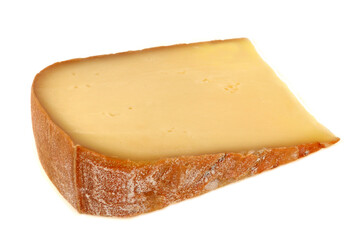 Morceau de fromage basque Ossau Iraty en gros plan sur fond blanc