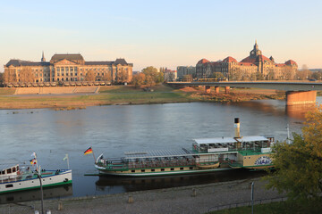 Dresden; Neustädter Elbufer an der Carolabrücke mit Finanzministerium und Staatskanzlei