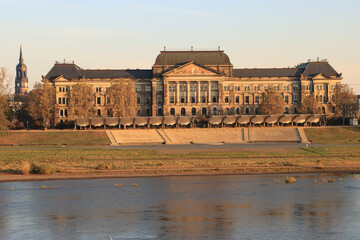 Dresden; Königsufer mit Dreikönigskirche und Sächsischem Finanzministerium