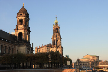 Fototapeta na wymiar Dresdner Wahrzeichen; Brühlsche Terrasse mit Ständehaus, Hofkirche und Semperoper