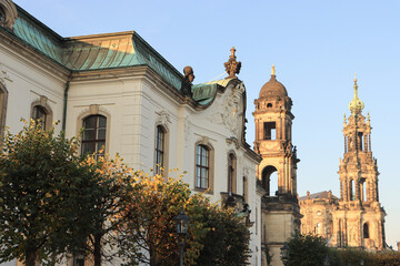 Fototapeta na wymiar Schönes Dresden; Auf der Brühlschen Terrasse an der Sekundogenitur mit Blick auf Ständehaus und Hofkirche