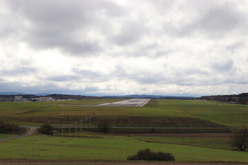 Fototapeta premium Flughafen Landebahn. Anflugbefeuerung. Herbstlandschaft. Herbstlicht.