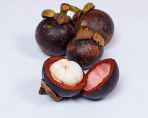 Fototapeta premium Mangosteen is a tropical fruit from Asia. Mangosteen has a distinctive sweet and sour taste. Mangosteen also has a myriad of benefits, properties, and nutritional content that is useful for health.