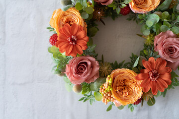 東京のフローリストが作るプリザーブドフラワーを利用した、オータムカラーのフラワーリース。

Autumn-colored flower wreath using preserved flowers made by Florist in Tokyo.


使用东京 Florist 制作的永生花制成的秋色花环。