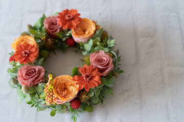 東京のフローリストが作るプリザーブドフラワーを利用した、オータムカラーのフラワーリース。

Autumn-colored flower wreath using preserved flowers made by Florist in Tokyo.


使用东京 Florist 制作的永生花制成的秋色花环。