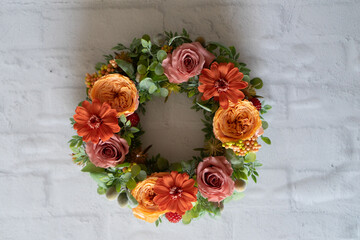 東京のフローリストが作るプリザーブドフラワーを利用した、オータムカラーのフラワーリース。

Autumn-colored flower wreath using preserved flowers made by Florist in Tokyo.


使用东京 Florist 制作的永生花制成的秋色花环。