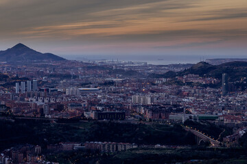 Obraz premium view of the city of Bilbao at sunset from a nearby mountain