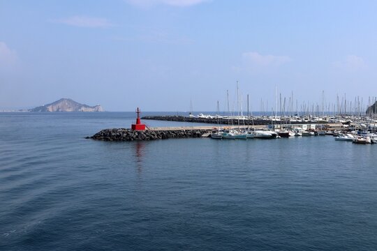 Procida &ndash; Faro rosso all'ingresso del porto di Marina Grande