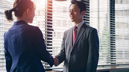 握手する日本人ビジネスグループ
