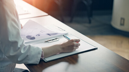 ノートを取る学生