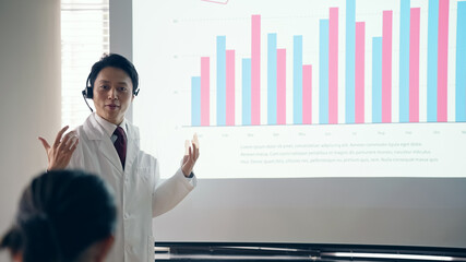 講義する白衣の男性　学会　カンファレンス