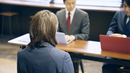 面接する人々　面談　ヒヤリング