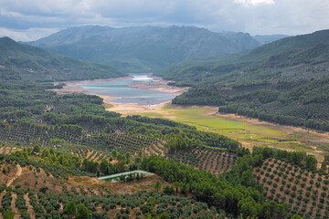 Fototapeta na wymiar The reservoir Tranco de Beas with olive trees, seen from a vantage point in Hornos