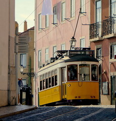 typische Straßenbahn in Lissabons Altstadt