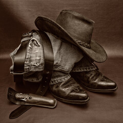 chapeau, ceinture et bottes de cuir - obrazy, fototapety, plakaty