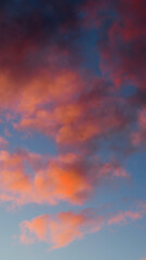 Magnifique ciel rougeoyant sous des Altocumulus résiduels d'un orage en phase de dissipation