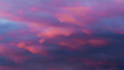 Fototapeta na wymiar Magnifique ciel rougeoyant sous des Altocumulus résiduels d'un orage en phase de dissipation