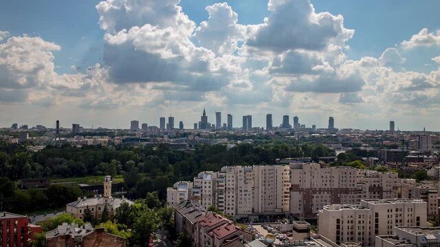 Timelapse chmur nad centrum Warszawy, Chmury nad Warszawą na tle wieżowców