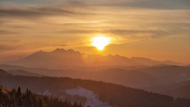Timelapse Zachodu słońca nad tarami, Polskie tatry o zachodzie słońca