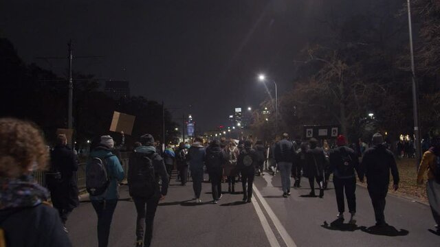 Protestujący tłum w Warszawie, Protesty z powodu zaostrzenia prawa aborcyjnego w Polsce, Strajk kobiet