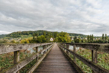 Fototapeta na wymiar Holzbrücke über den Rhein zur Klosterinsel Werd bei Stein am Rhein. Eschenz, Kanton Thurgau, Schweiz