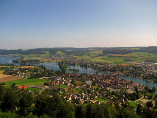 Naklejka premium Panorama einer Landschaft mit Dorf an einem Fluss