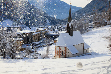 Kirche von St. Kathrein in Bad Kleinkirchheim/Österreich an einem strahlenden Wintertag