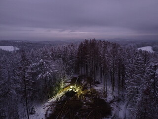 Schneelandschaft Panorama mit Forstmaschine