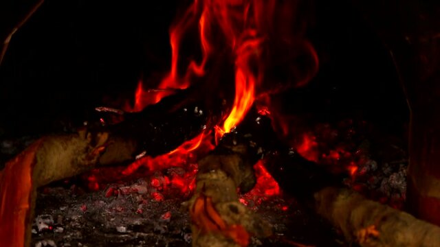 Una hoguera, fogata, fog&oacute;n, lumbre o pira es un fuego mantenido voluntariamente para calentarse, cocinar o celebrar ritos o fiestas.