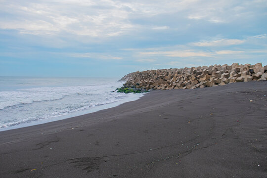 paisaje de playa de arena negra con rocas con mar   playa champerico retalhuleu
