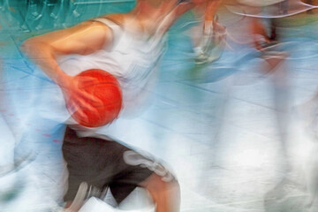 ein basketballspieler laeuft mit basketball