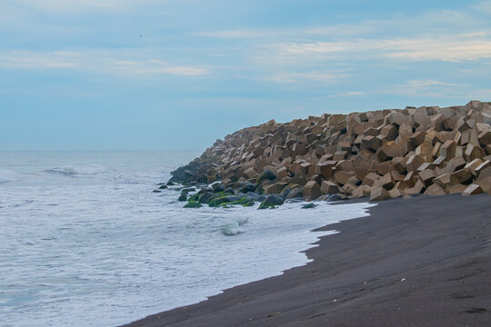 playa de arena negra con rocas y mar de fondo  playa champerico retalhuleu