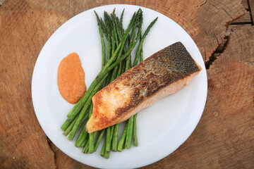 salmon and asparragus
