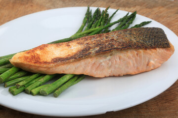 salmon and asparragus