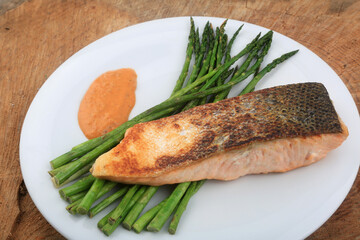 salmon and asparragus