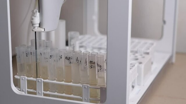 Oleshky wedthe apparatus for chemical analysis takes material from different test tubes in turn