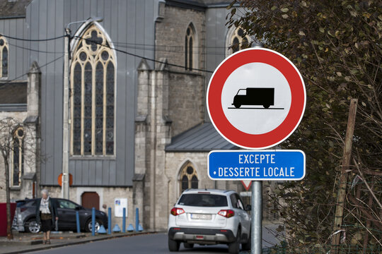 Panneau d'interdiction aux camions except&eacute; desserte locale
