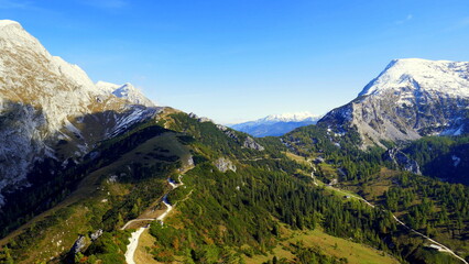 herrlicher Panoramablick vom Jenner zu den Gipfeln der schneebedeckten sonnigen Berchtesgadener Alpen