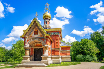 Fototapeta na wymiar Russische Kirche im öffentlichen Park in Bad Homburg vor der Höhe, Taunus, Hessen, Deutschland 