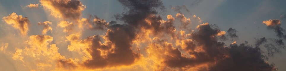 Naklejka na ściany i meble Wolkenhimmel bei Sonnenuntergang