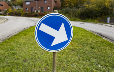 Panneau de signalisation : sens obligatoire