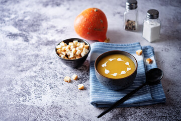 Pumpkin soup with pumpkin seeds and parsley leaves