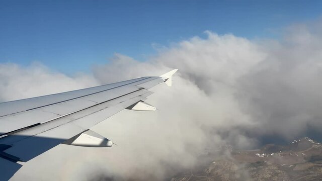 vue hublot passage dans les nuages