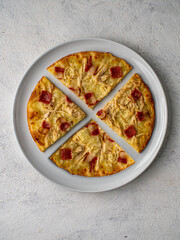 pizza con pollo y jamon cortada en trozos