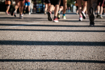 Muchas personas practicando running, corriendo sobre el asfalto con sensación de velocidad