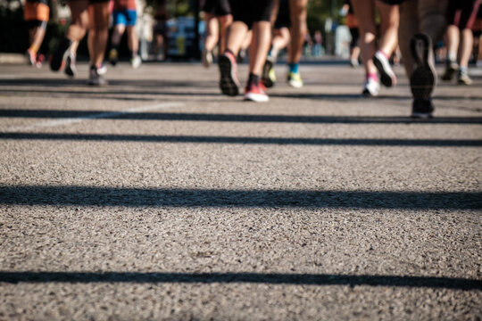 Muchas personas practicando running, corriendo sobre el asfalto con sensaci&oacute;n de velocidad