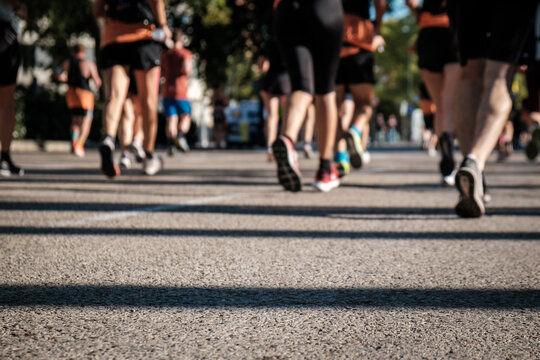 Mucha gente practicando running sobre el asfalto con sensaci&oacute;n de velocidad